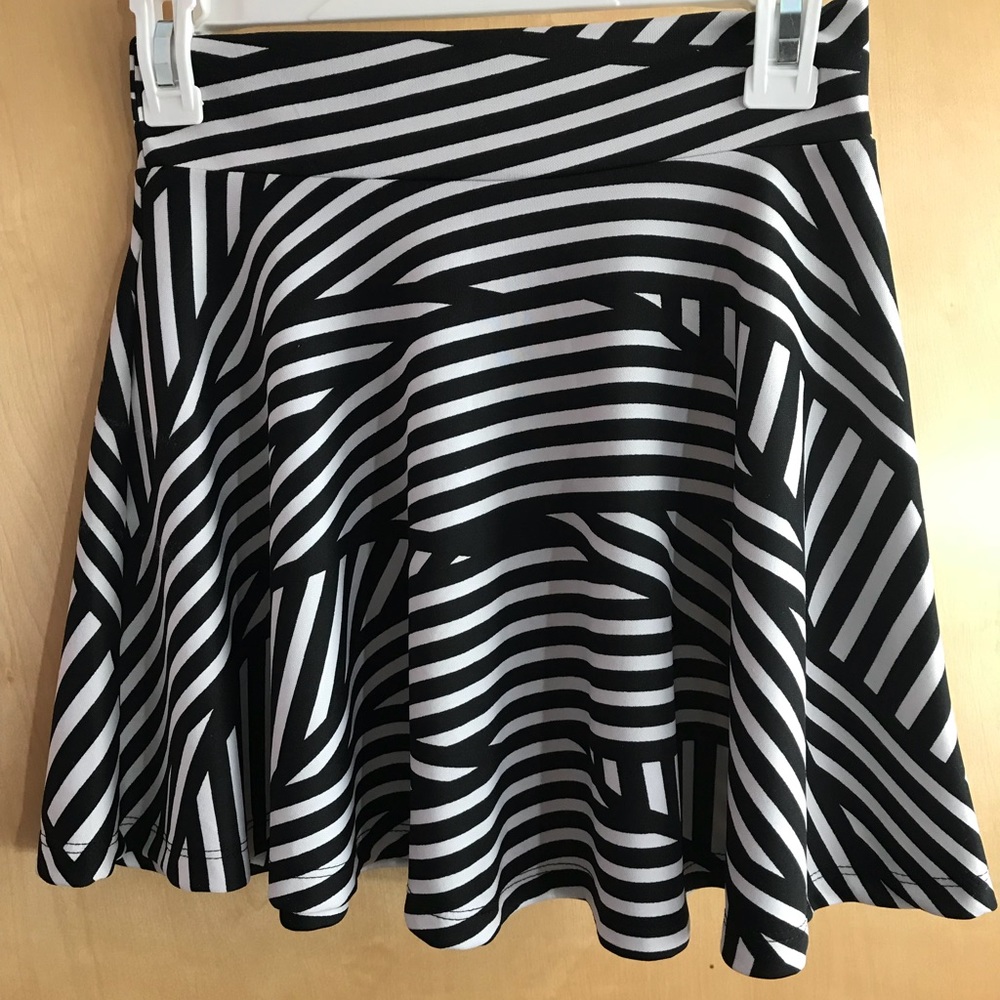 FOREVER 21 Black/white skater skirt